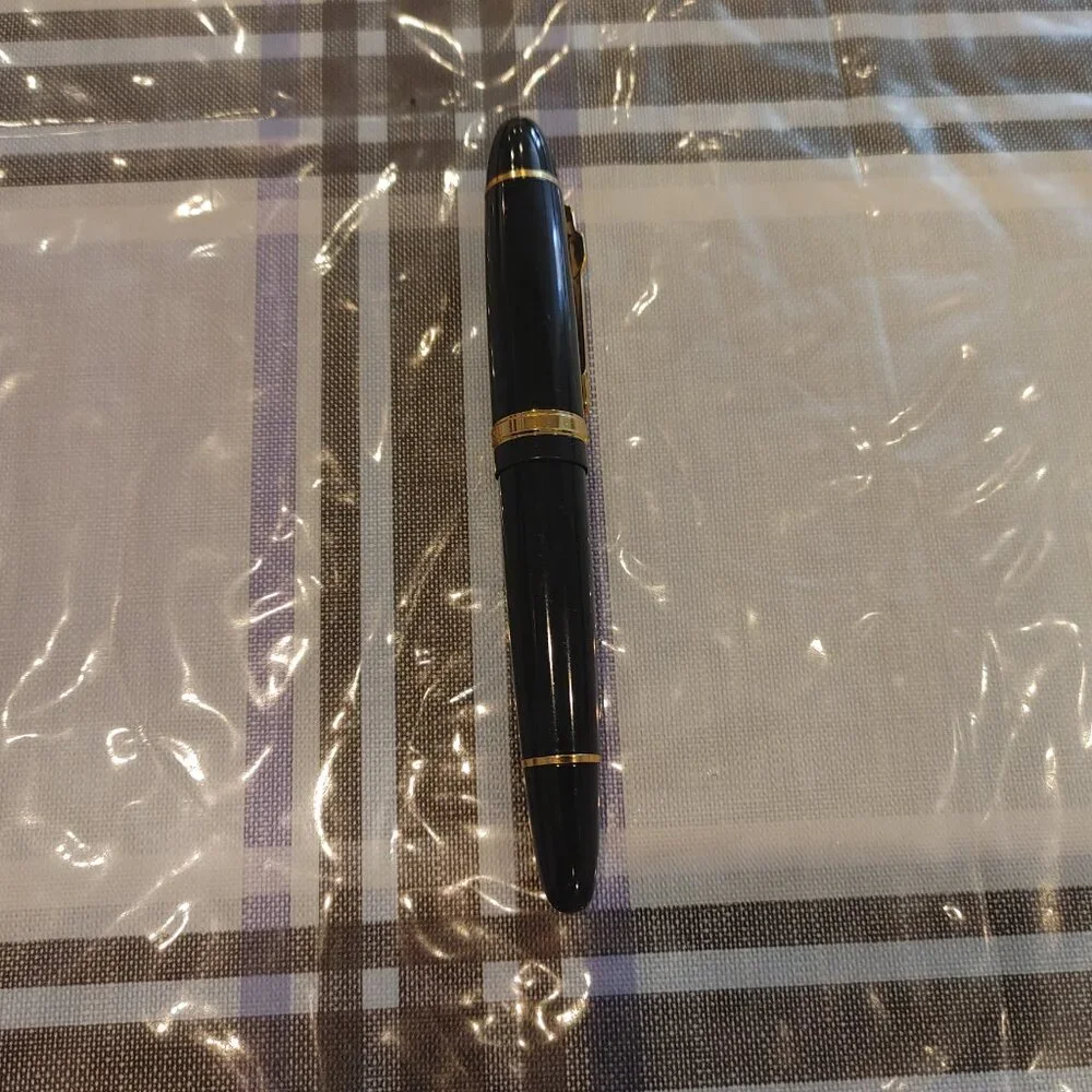Fountain Pen color: Black and Gold